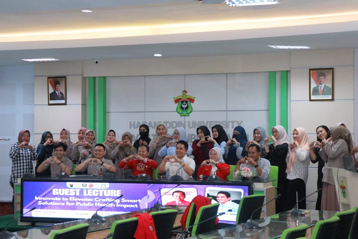 Sebuah simbol kolaborasi internasional yang kuat. Dekan FKM Unhas, Prof. Sukri Palutturi (kiri), dan Dekan University of the Philippines, Prof. Dr. Fernando B. Garcia Jr. (kanan), berpose usai sesi Guest Lecture. Pertukaran ide lintas negara ini menjadi landasan penting bagi FKM Unhas dalam mencetak lulusan yang siap menciptakan solusi cerdas untuk tantangan kesehatan global. Kredit: FKM UNHAS.